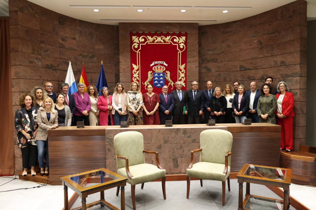 Astrid Pérez con la presidenta de NNGG de Canarias, Miriam Vega, Ana Hernández, el nuevo secretario Pedro Cabrera, la coordinadora Davinia Déniz y Kiara Curbelo, una de las. Vocales de la Comisión Transitoria de Gobierno de NNGG de Lanzarote