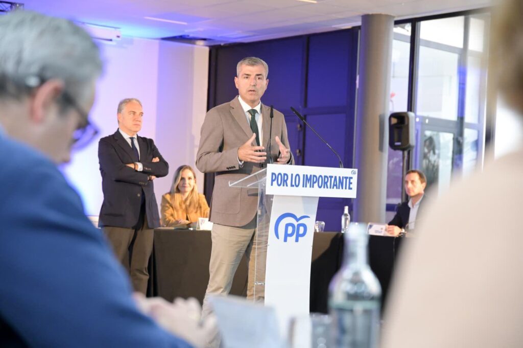 Astrid Pérez con la presidenta de NNGG de Canarias, Miriam Vega, Ana Hernández, el nuevo secretario Pedro Cabrera, la coordinadora Davinia Déniz y Kiara Curbelo, una de las. Vocales de la Comisión Transitoria de Gobierno de NNGG de Lanzarote